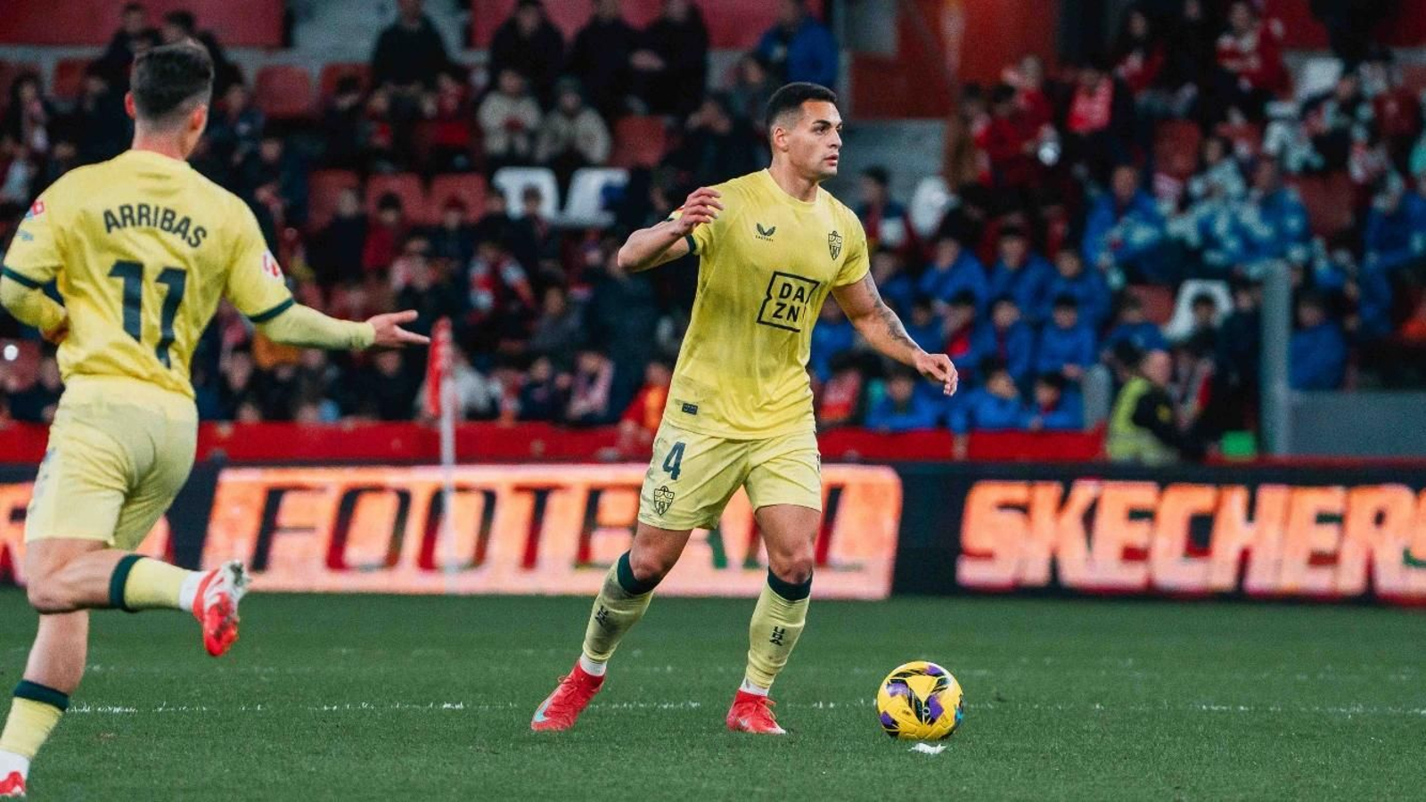 Kaiky, con el balón en su poder en el duelo en El Molinón.