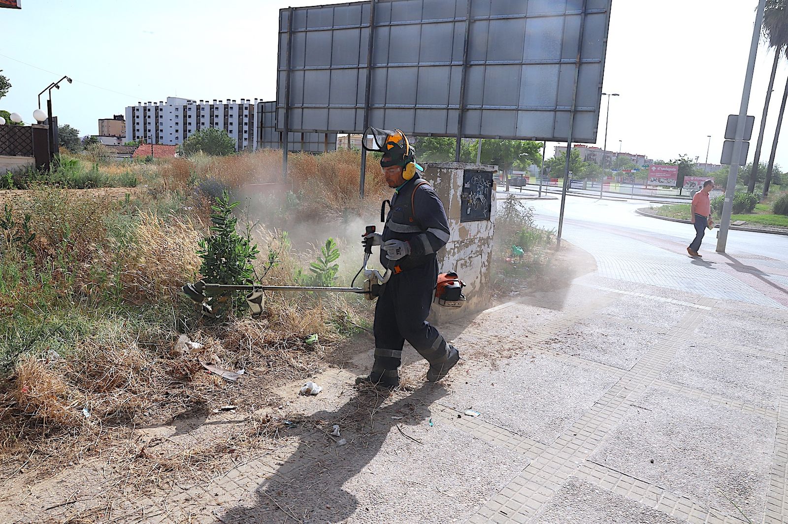Labores de desbroce en diferentes espacios públicos de Jerez.