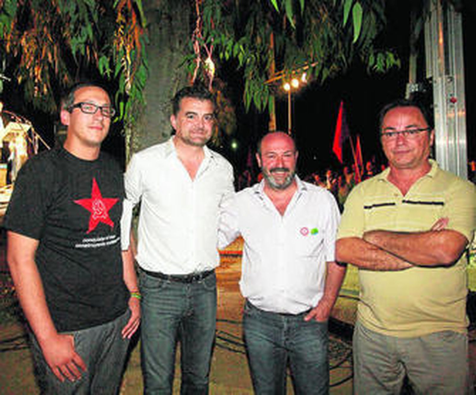 Antonio Maíllo y Pedro Jiménez -en el centro de la foto-, durante el mitin final de la Fiesta de la Rebeldía.