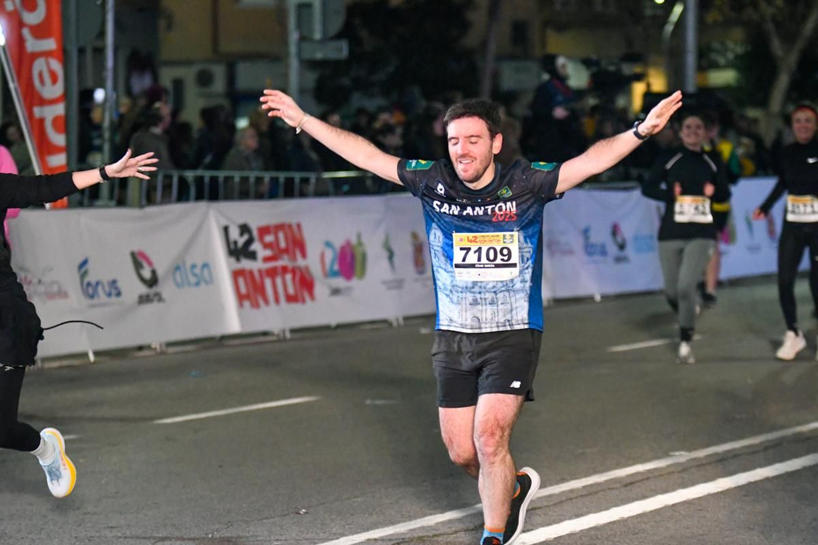 En imágenes: búscate en tu llegada a meta de la Carrera de San Antón 2025 (12)