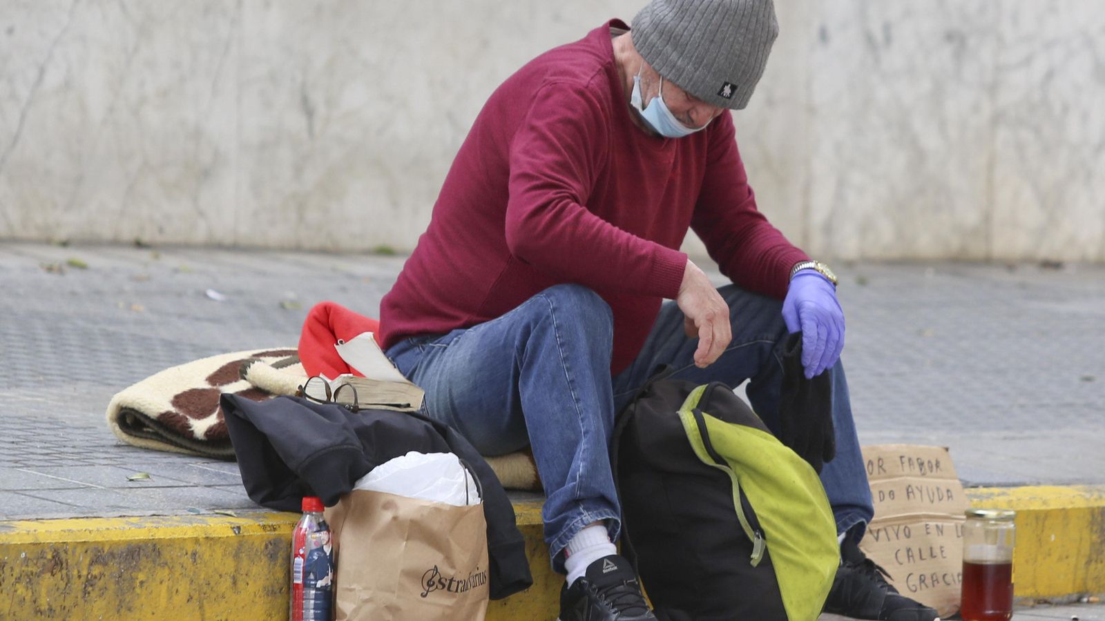 La vida en la calle reparte el patrimonio en bolsas. La vida en la calle reparte el patrimonio en bolsas.