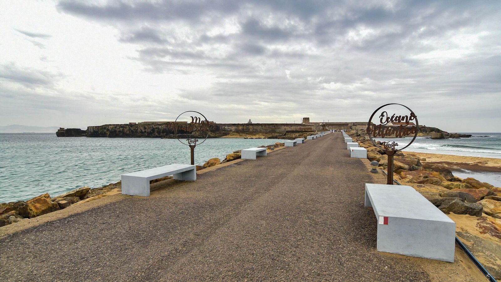 El paseo que conduce a la isla de las Palomas, en Tarifa.