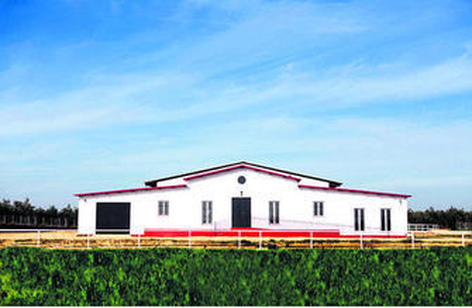 Las instalaciones. El centro dirigido por el técnico deportivo en equitación posee pista cubierta, de doma y salto, entre otras infraestructuras.