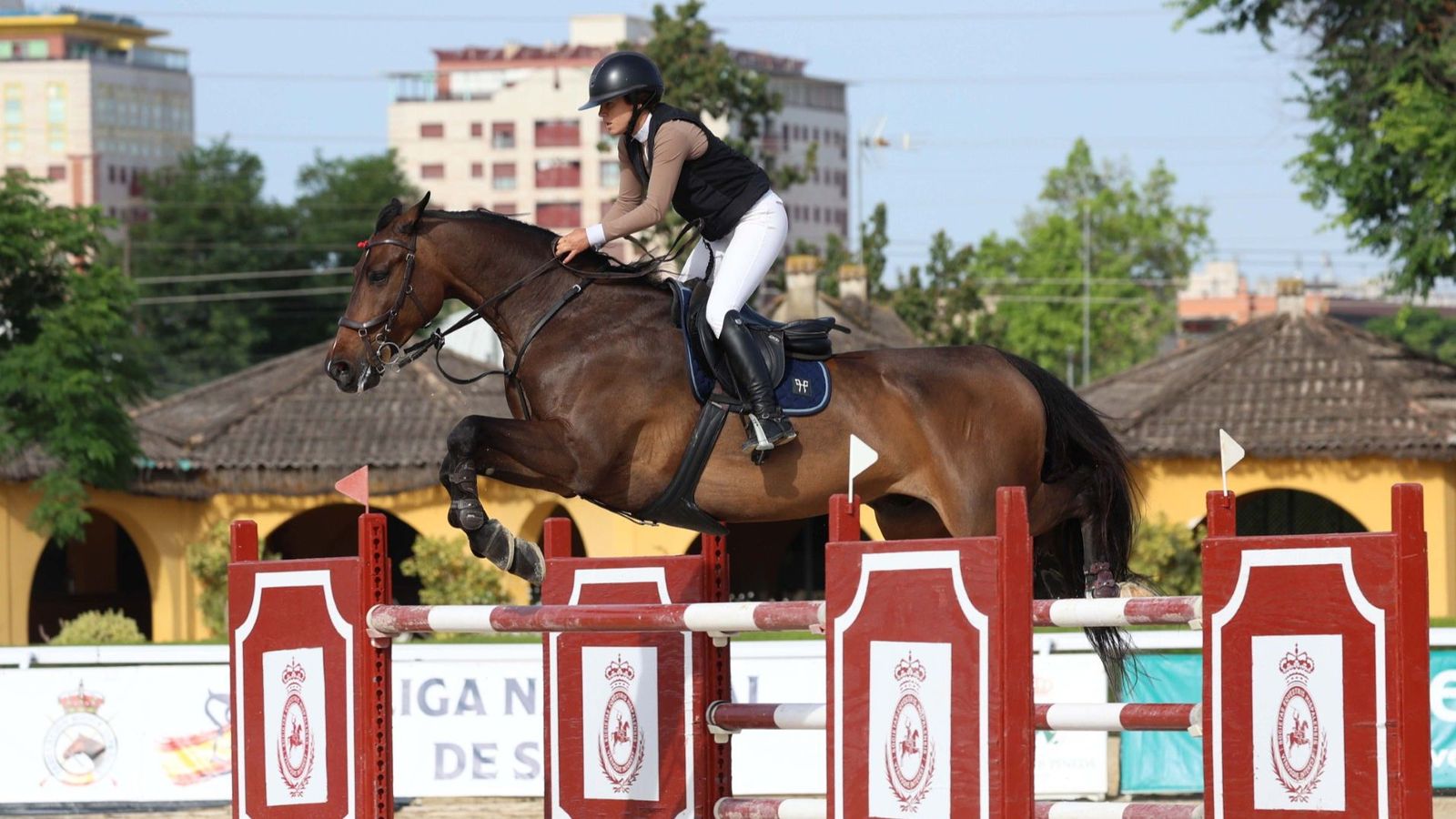 La ganadora Castora Ortiz con su jinete Robinson