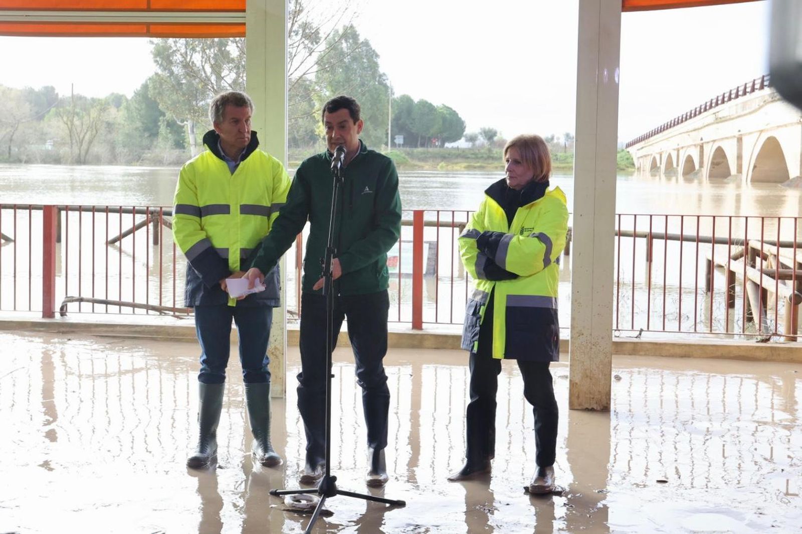 Imágenes de la visita de Alberto Núñez Feijóo y Juanma Moreno a las zonas inundadas de Jerez