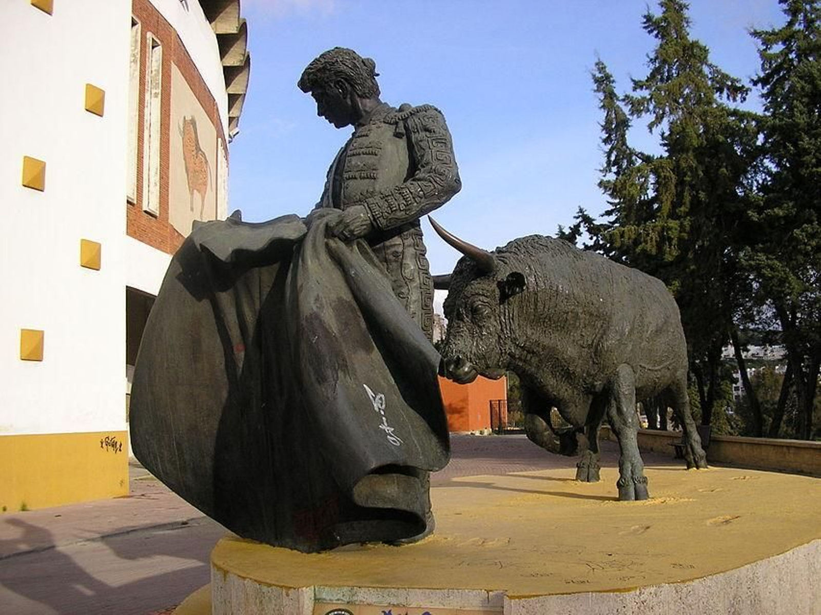 Monumento a Miguel Mateo 'Miguelín' en la explanada de la plaza de toros de Algeciras.