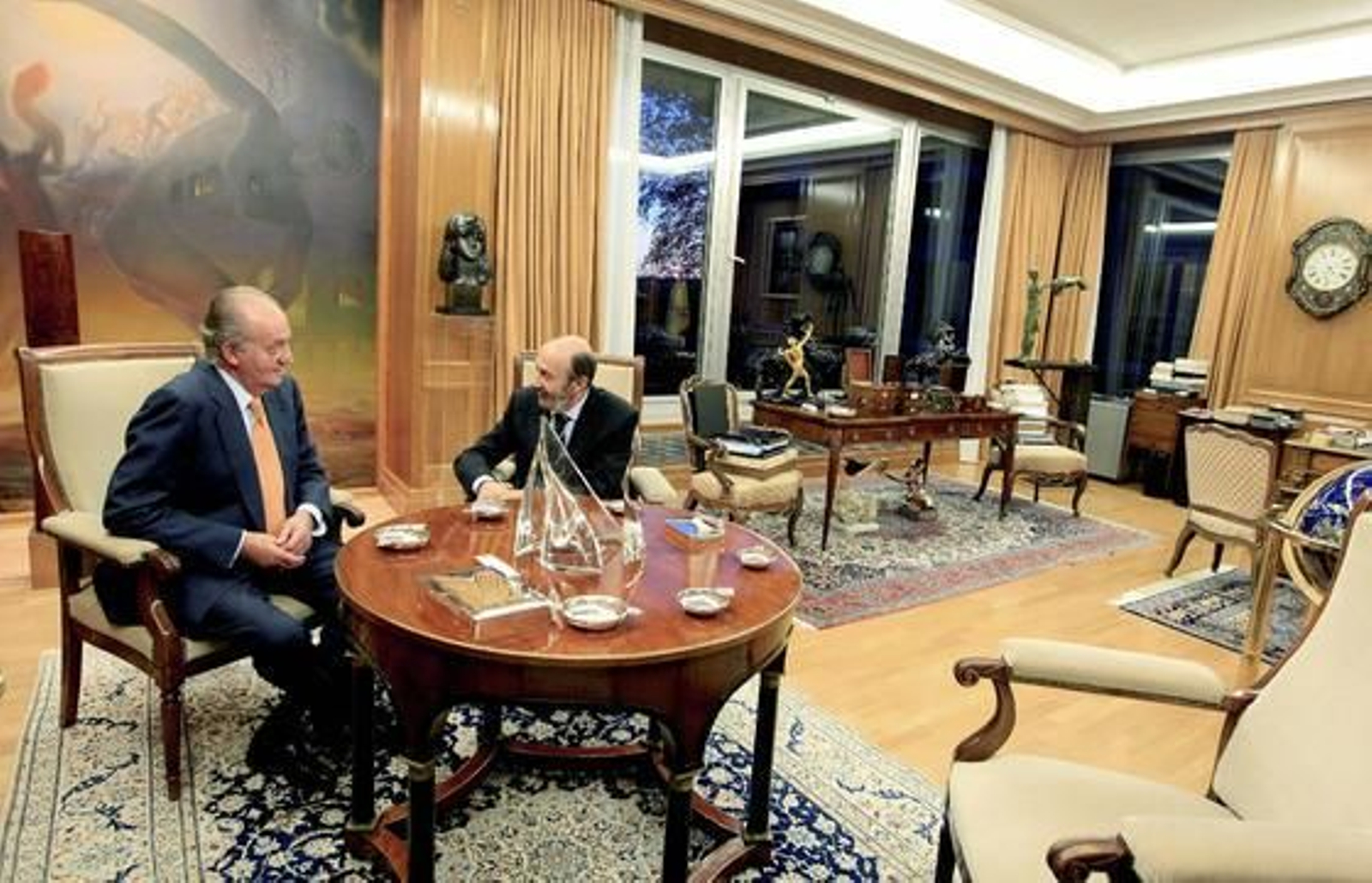 El rey conversa con Rubalcaba

Foto: EFE