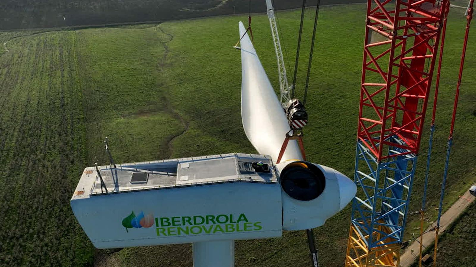 Trabajos de instalación del molino en Medina Sidonia con un rotor que ya se utilizó en el parque eólico alemán..