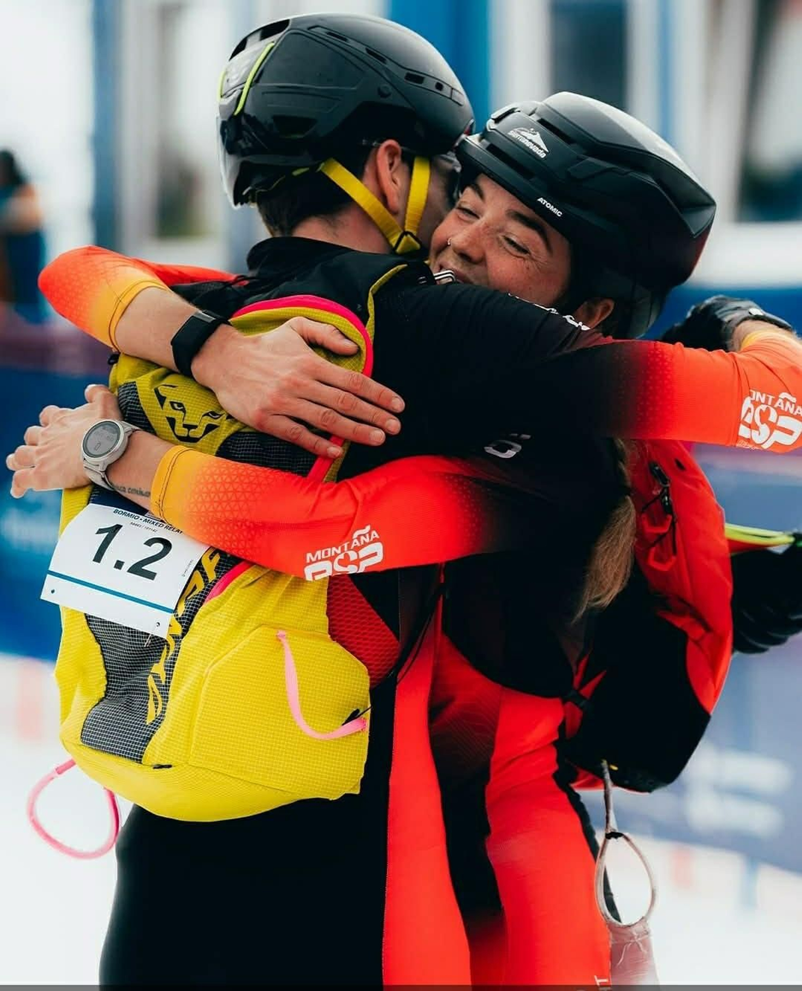 Alonso se abraza a su compañero tras su triunfo.