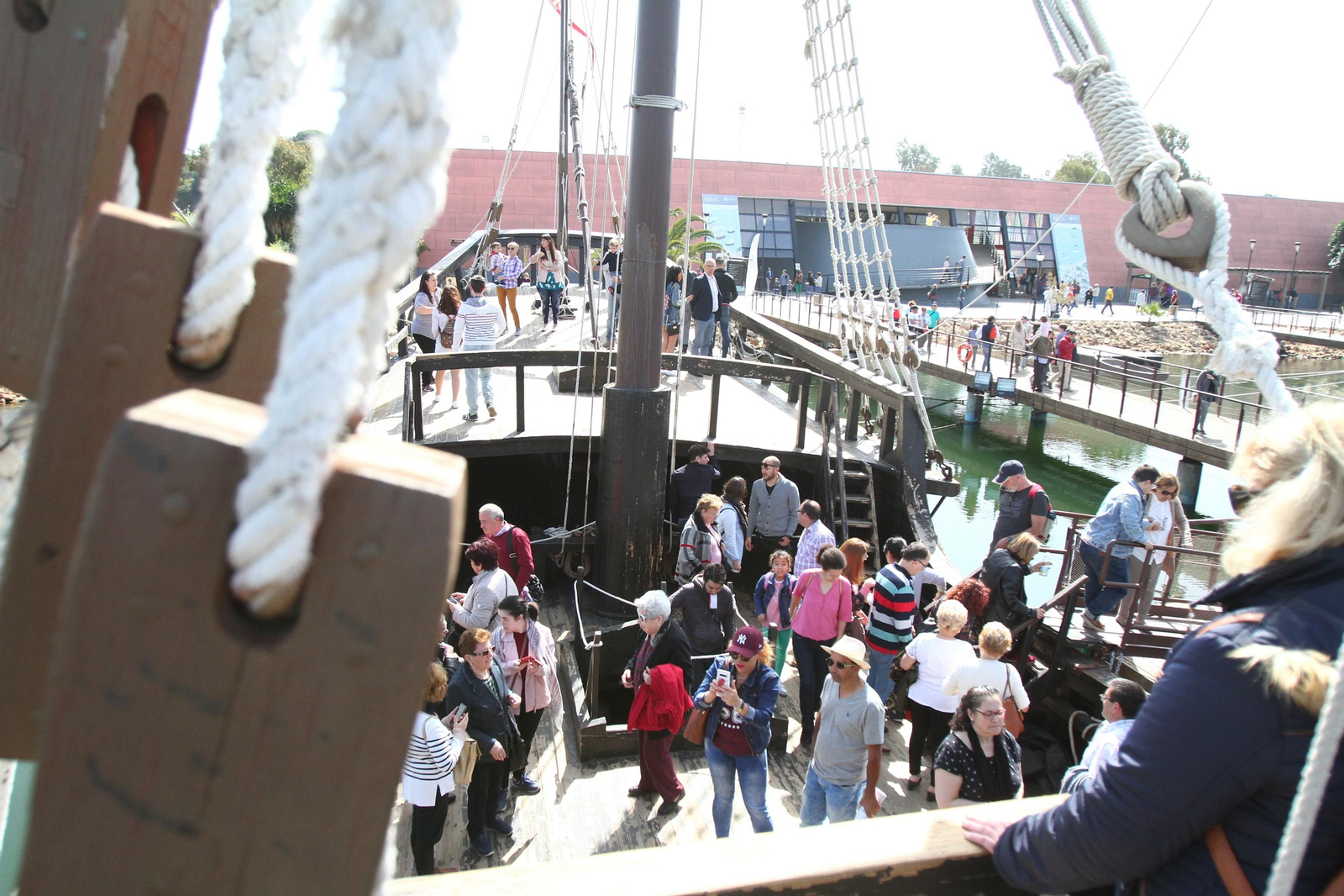 Imágenes del día de puertas abiertas en el muelle de las Carabelas