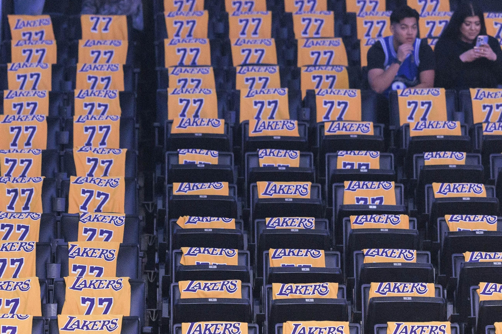 Las fotos del debut de Doncic con los Lakers