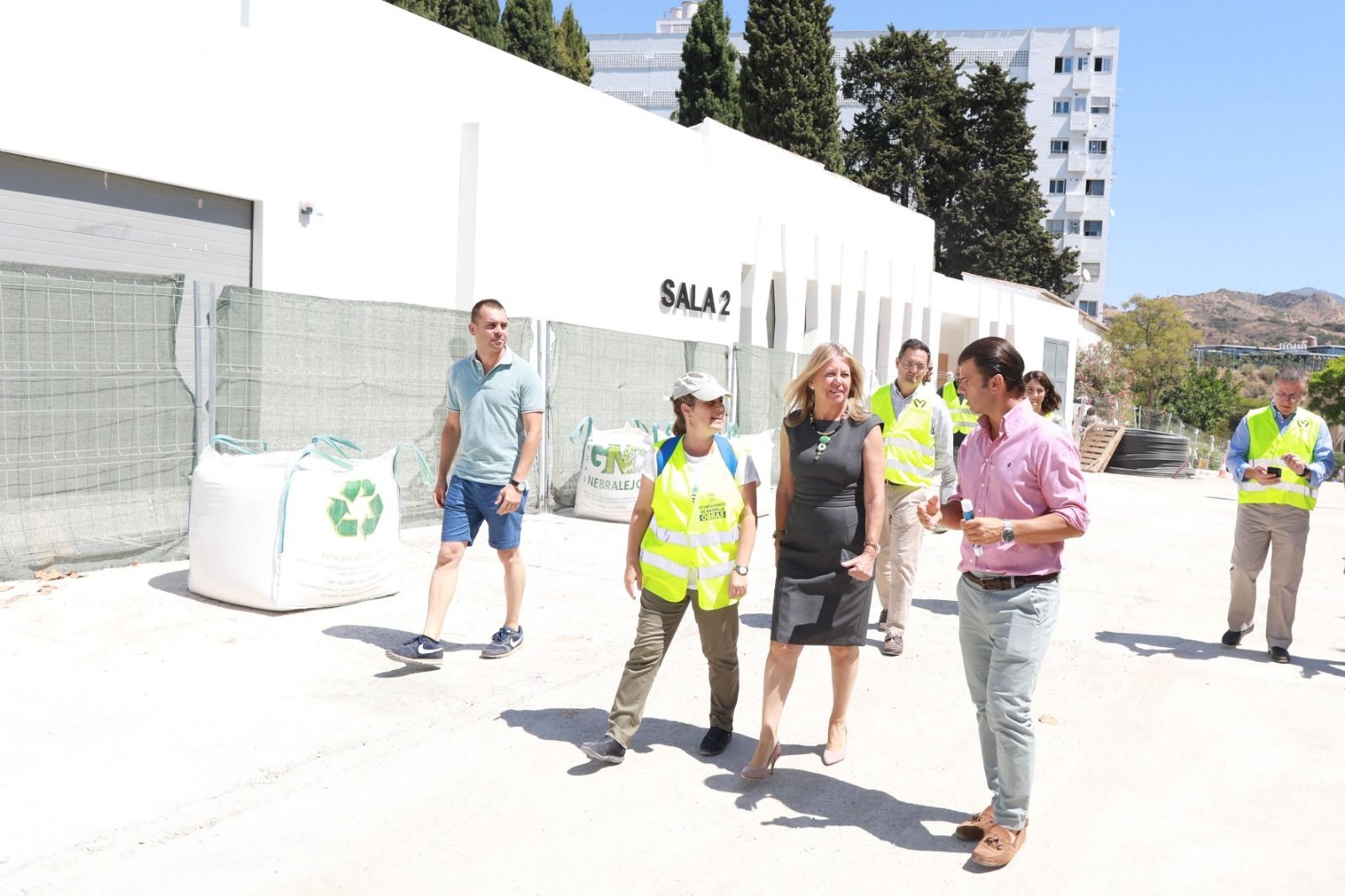 La alcaldesa de Marbella visita las obras en el tanatorio de San Bernabé.