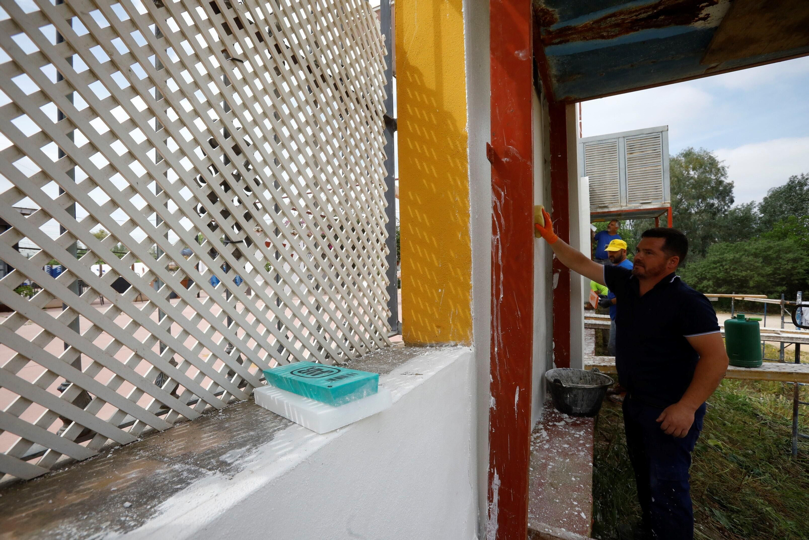 El inicio del montaje de la Feria de Córdoba en El Arenal, en imágenes