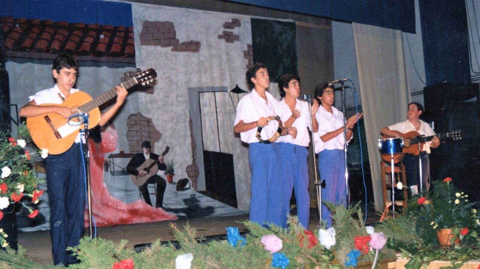 El grupo 'Amanecer' durante una actuación a finales de los 80