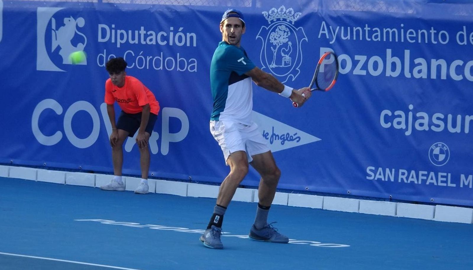 Adrián Menéndez devuelve una bola durante el partido.