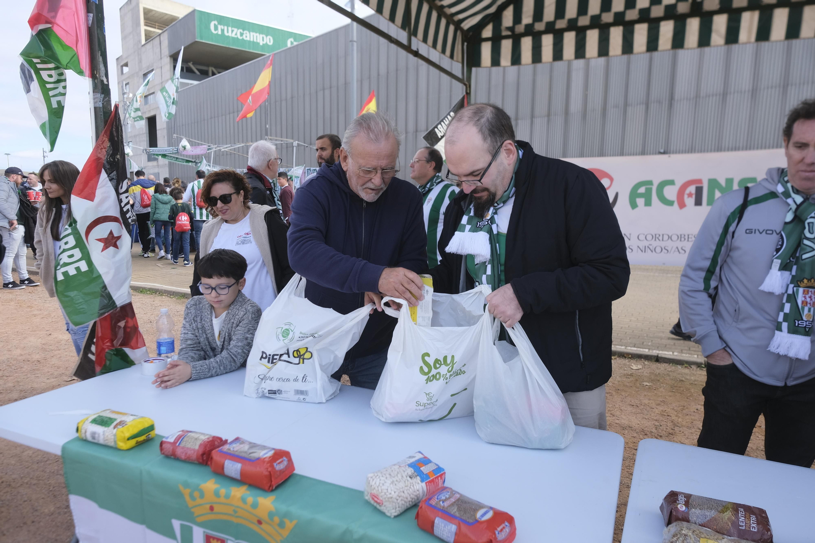 Las imágenes del ambiente en las gradas de El Arcángel en el Córdoba CF - Linares