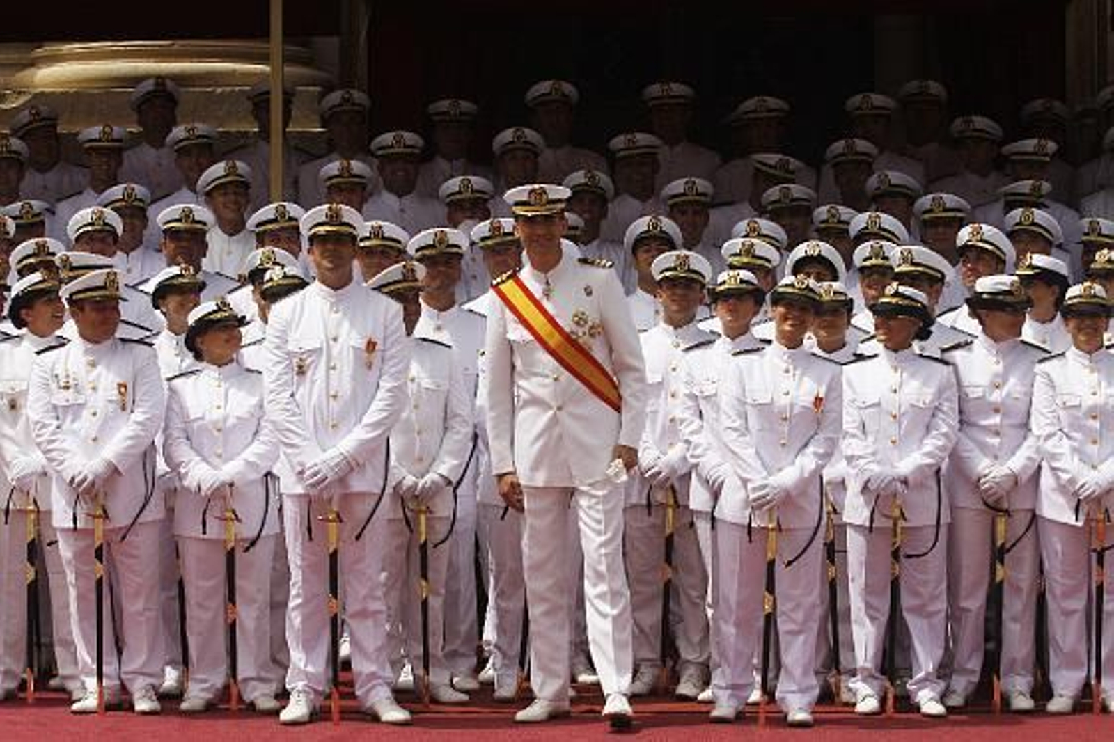 El Príncipe preside en La Isla la entrega de los Reales Despachos a los números uno del Cuerpo General de la Armada.

Foto: Nuria Reina