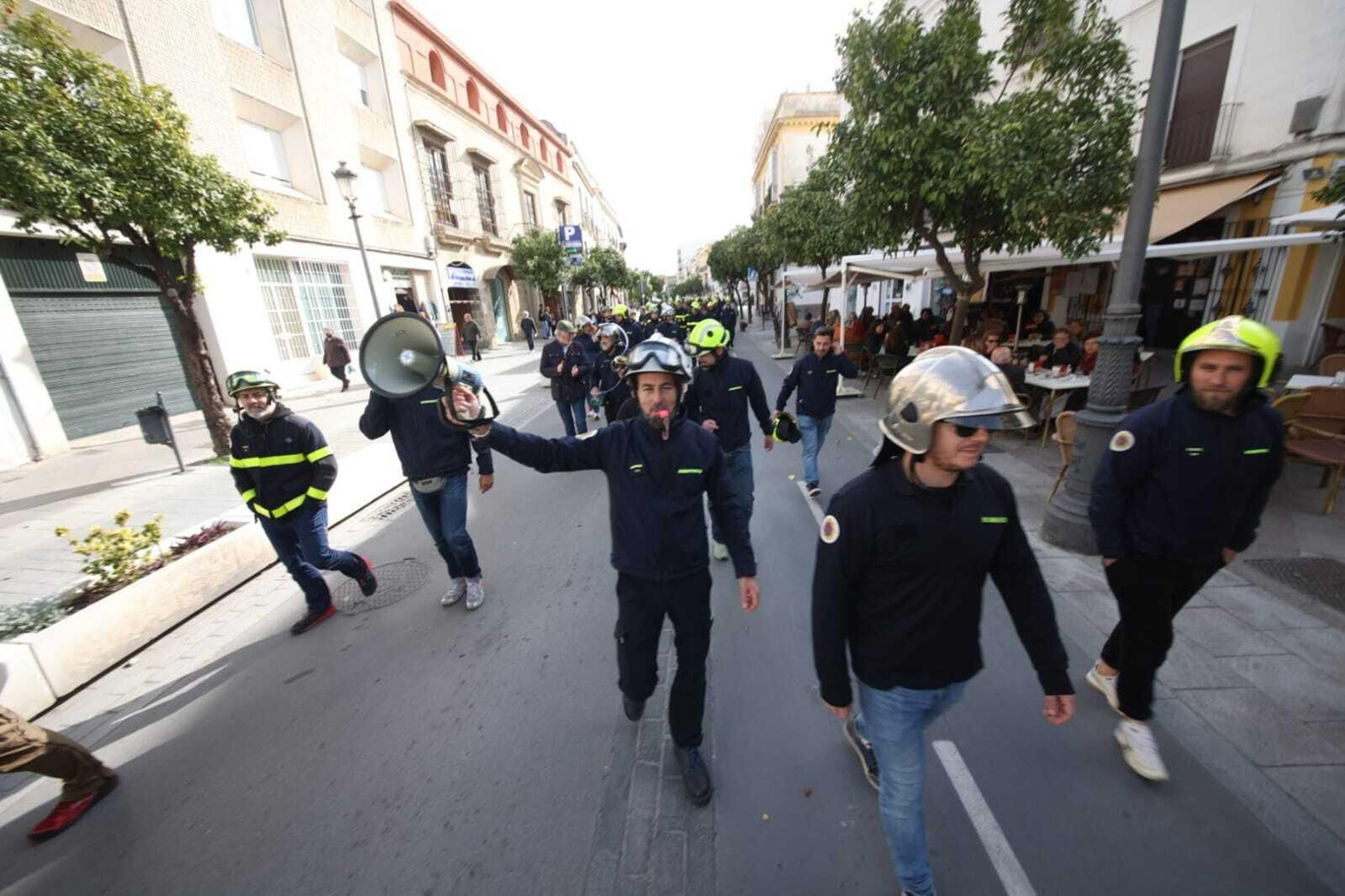 Los bomberos de Jerez marchan hasta el Ayuntamiento