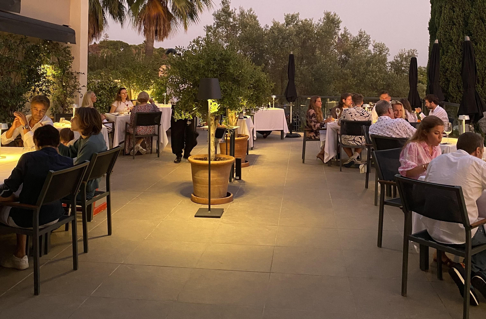 La terraza del restaurante El Lago, en Marbella.