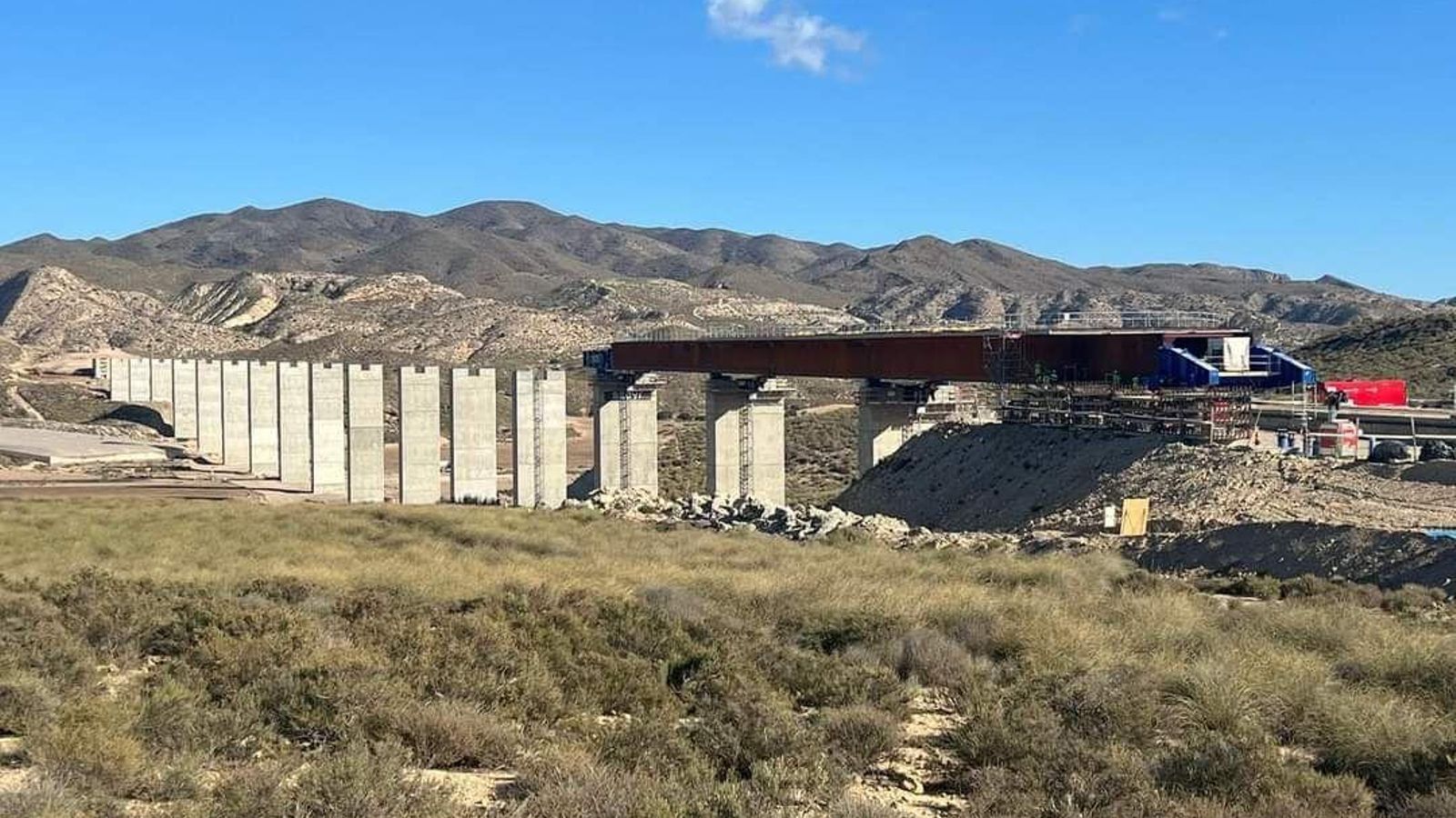 El viaducto sobre la rambla de los Feos cuenta con 16 pilas a lo largo de 906 metros