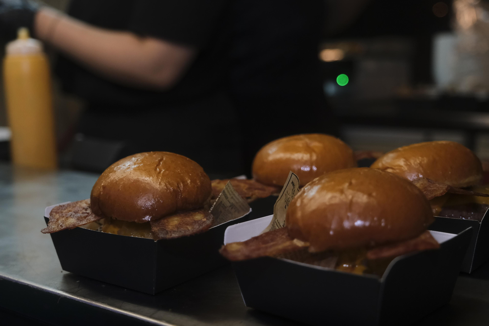 Neón y brasas en El Vial: el lleno absoluto de The Champions Burger en Córdoba Neón y brasas en El Vial: el lleno absoluto de The Champions Burger en Córdoba