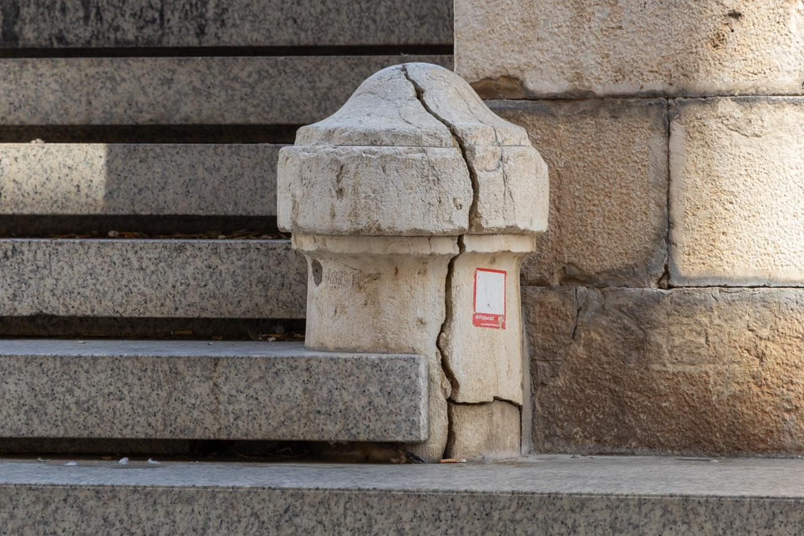 Suciedad y hierbajos toman el entorno de la Catedral de Jaén