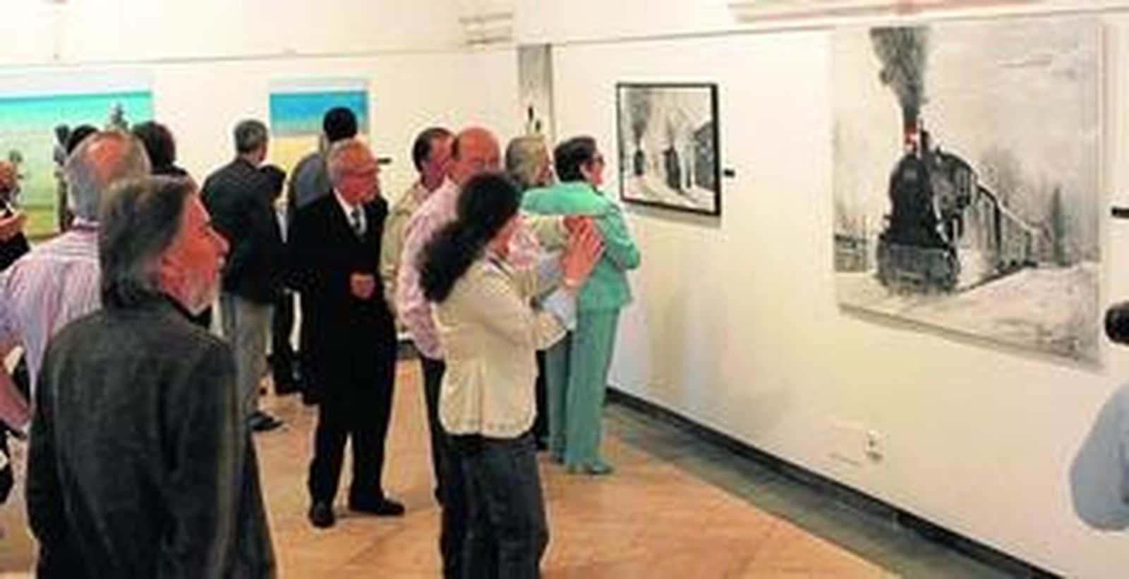 Imagen de la concejal de Cultura, Inmaculada Nieto, charlando con el autor de la exposición, Jesús Recuerda, ayer.