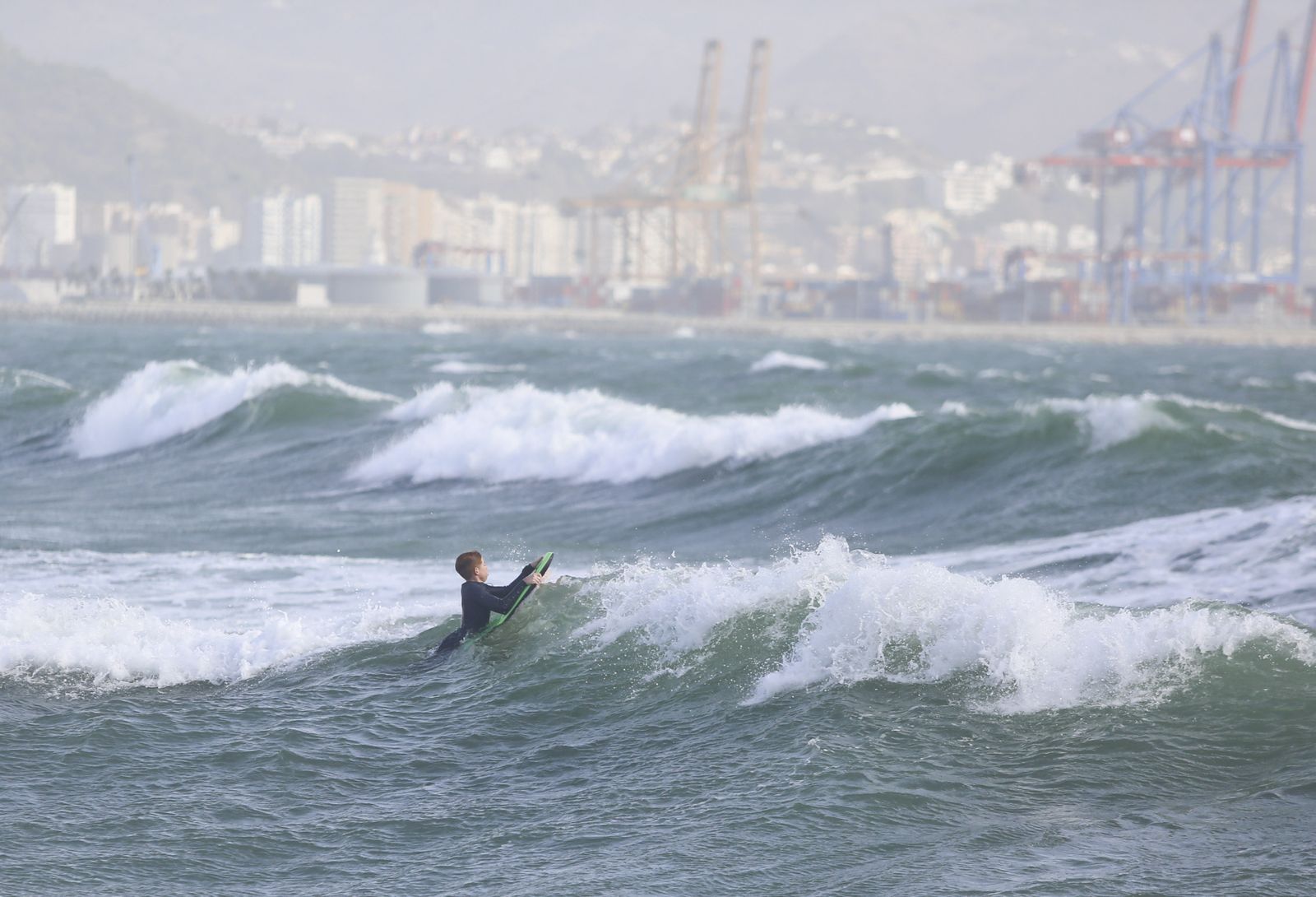 Viento, olas y surfistas para iniciar el fin de semana