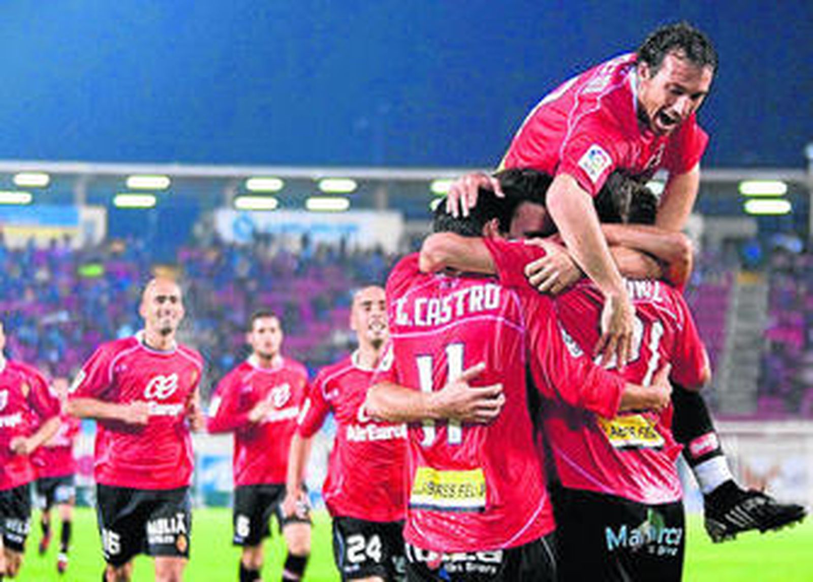 Los jugadores bermellones celebran el segundo tanto de Aduriz.