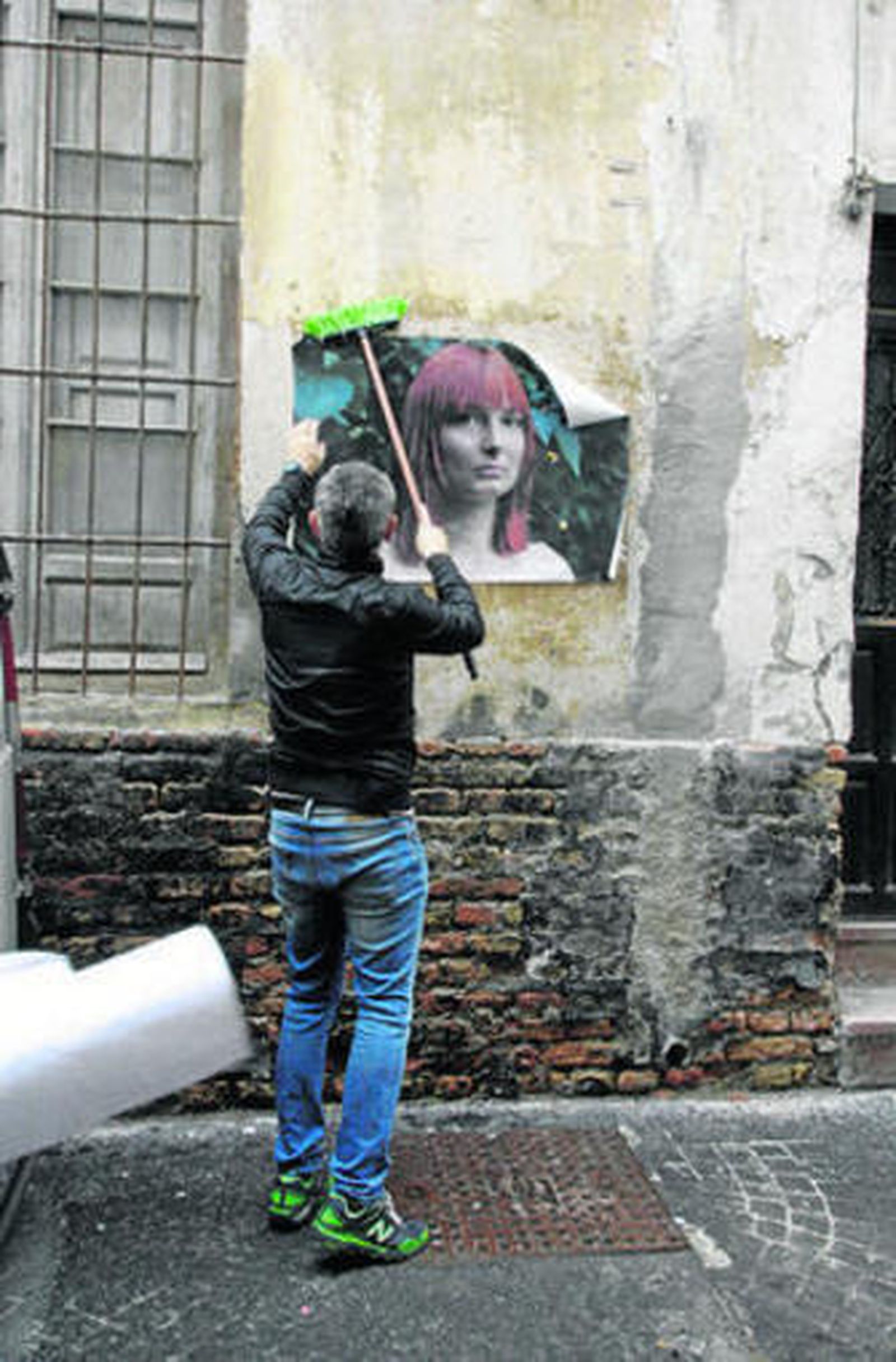 Uno de los artistas participantes, ayer, en la calle Vital Aza.