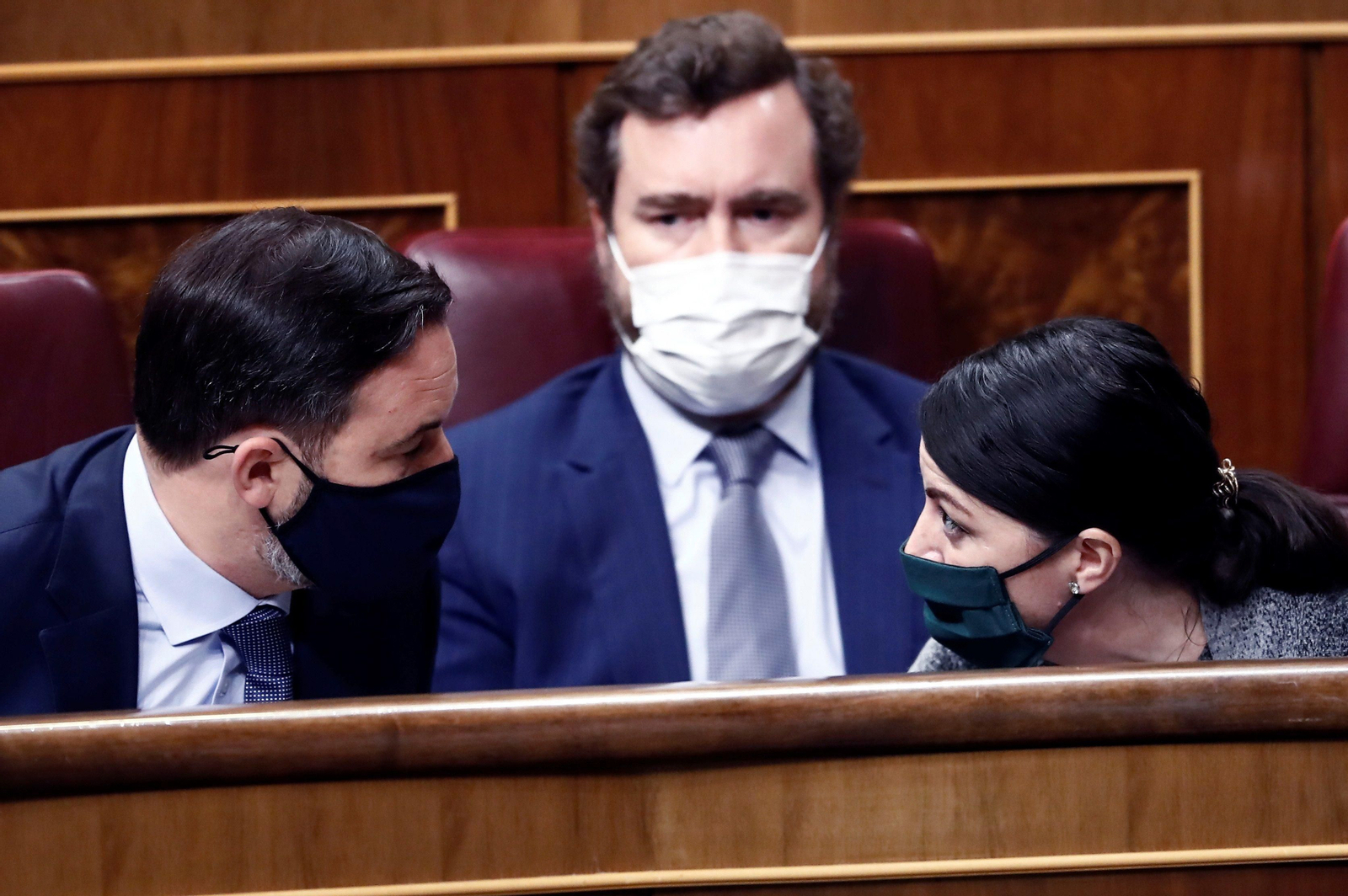 Santiago Abascal, Iván Espinosa de los Monteros y Macarena Olona durante la segunda sesión del debate de moción de censura este jueves en el Congreso.
