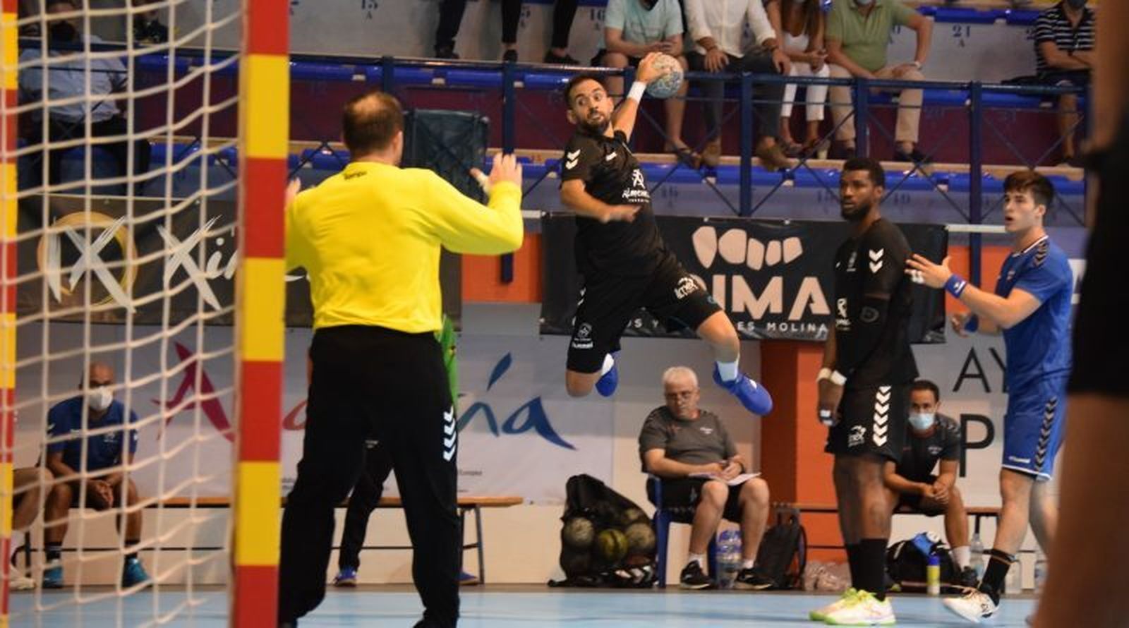 José Cuenca prepara un lanzamiento en un partido de pretemporada del Ángel Ximénez.