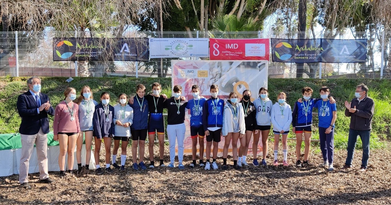 Una de las entregas de trofeos en la Copa de Andalucía de remo.