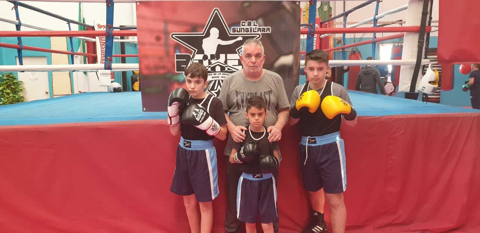Los tres jóvenes púgiles, con su preparador José Manuel Lara