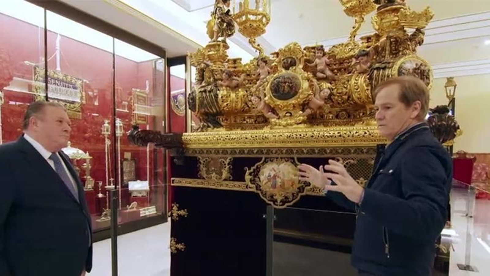 Enrique Romero en el programa de Semana Santa, ante el paso de Jesús del Gran Poder