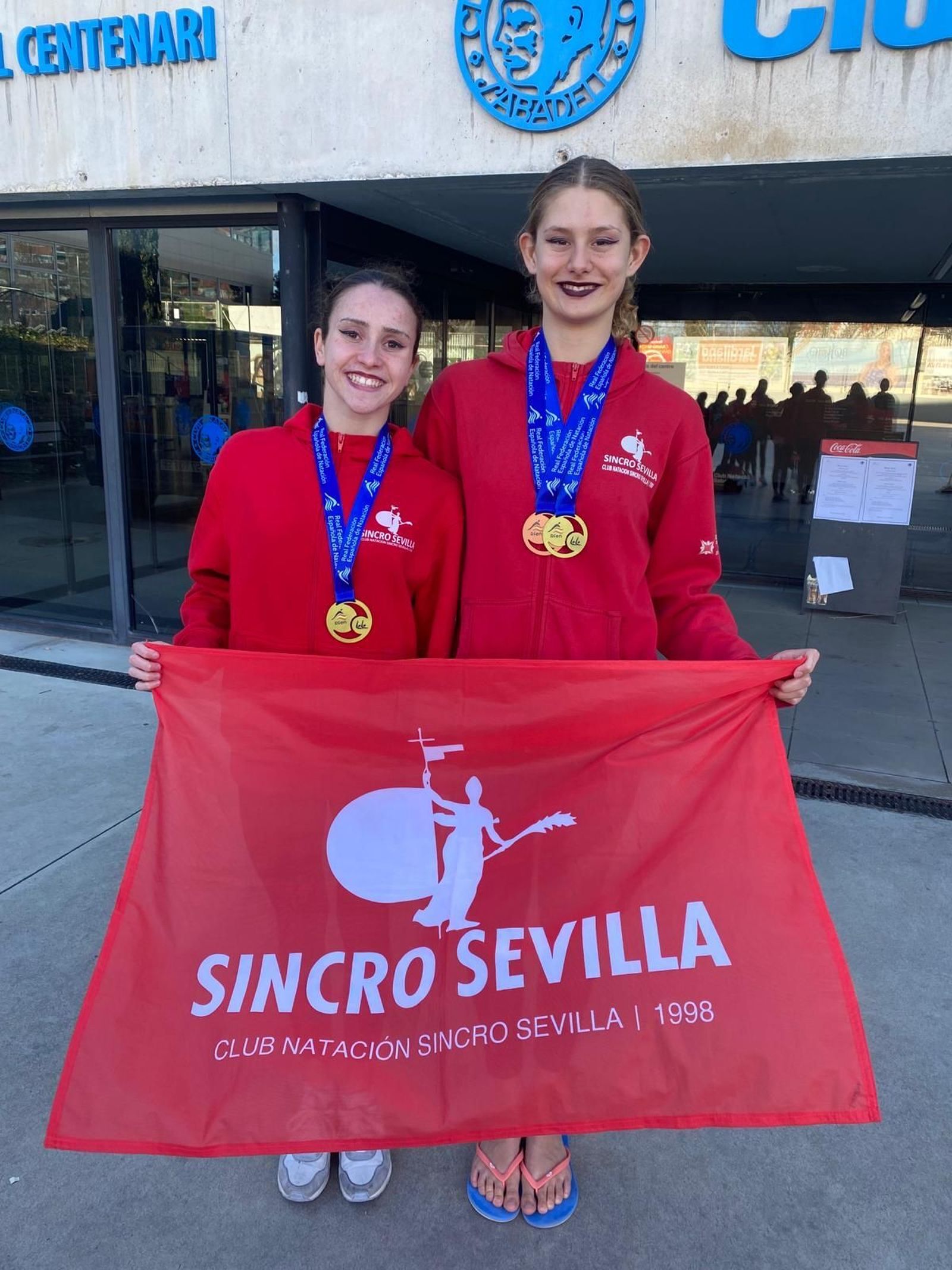 Daniela Velázquez y Polina Blagodarnaya, del Sincro Sevilla, con sus medallas.
