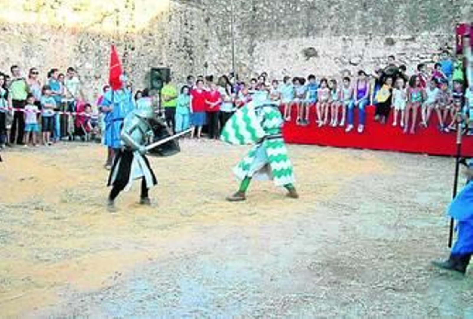 Representación de un combate medieval entre integrantes del grupo Deus Vult.