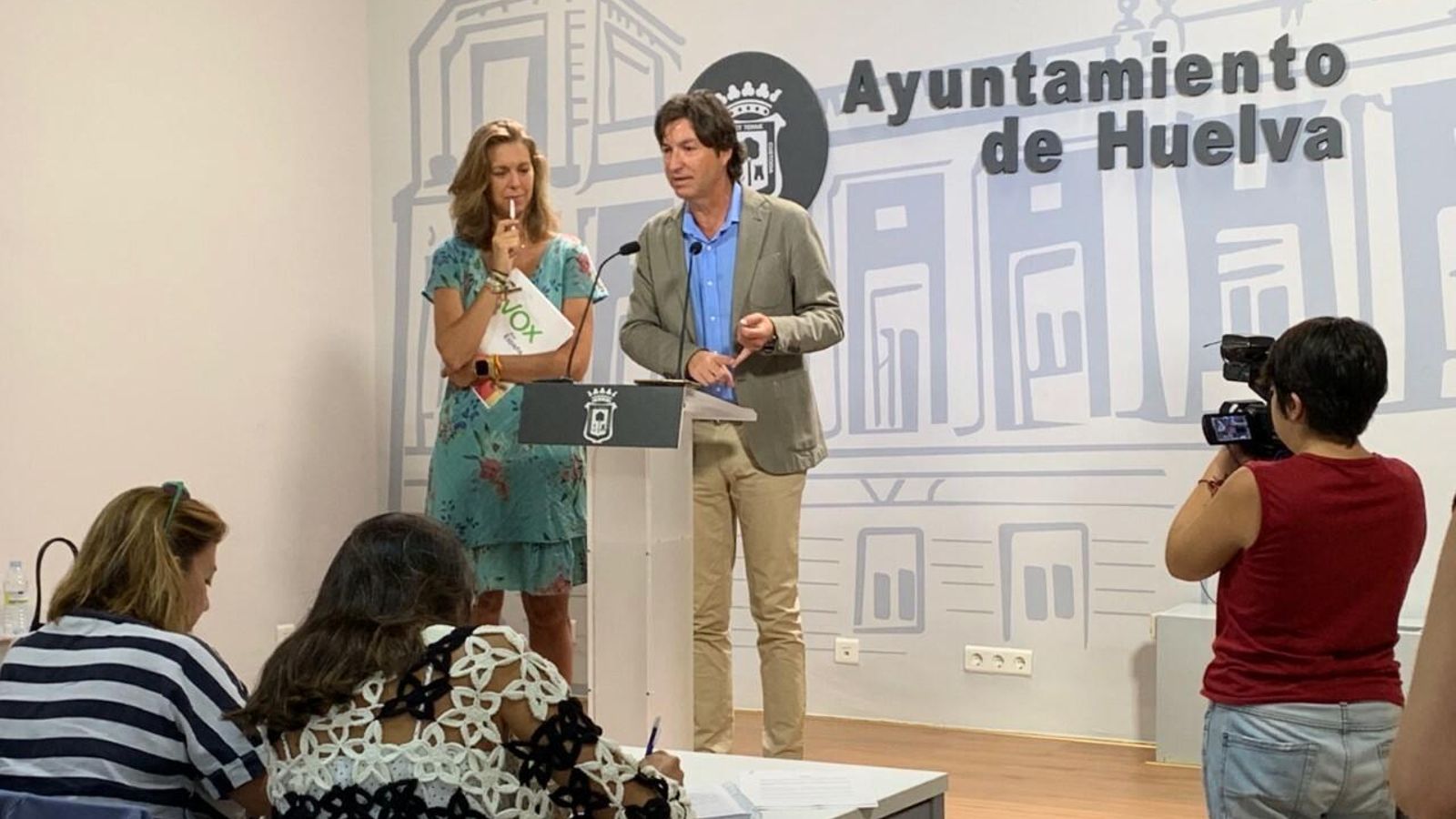 Rocío Pérez de Ayala y Wenceslao Font, en la rueda de prensa de ayer. Rocío Pérez de Ayala y Wenceslao Font, en la rueda de prensa de ayer.