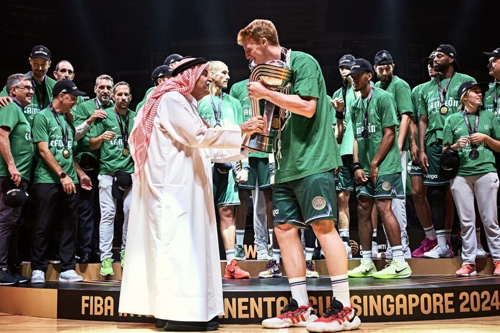 Alberto Díaz recibe el trofeo.