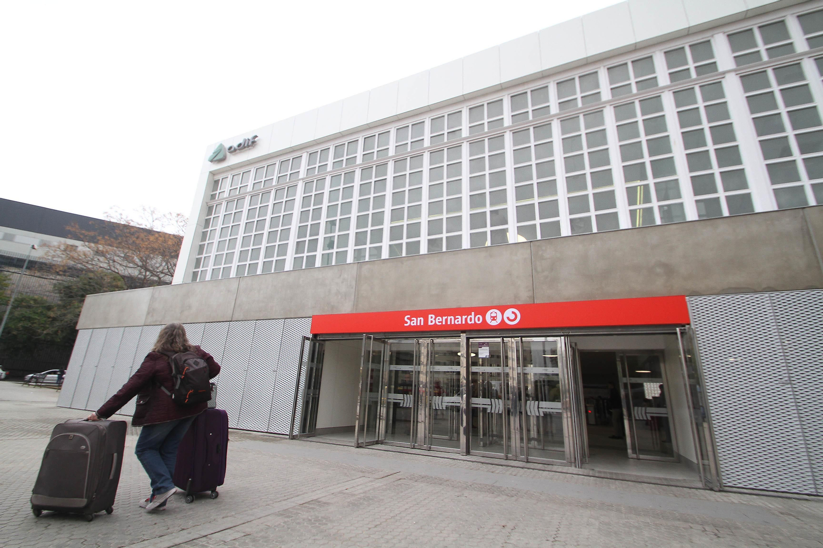 Una viajera sale de la estación de San Bernardo.