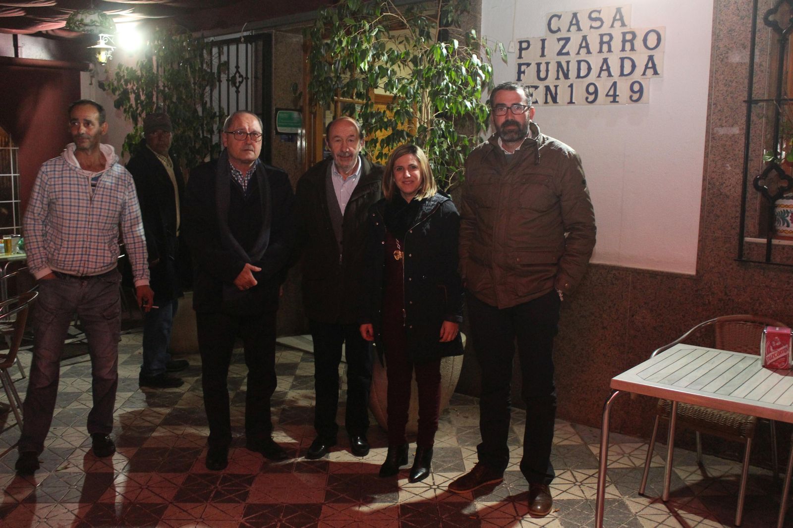 Juan Cornejo, Alfredo Pérez Rubalcaba, Irene García y Javier Pizarro, ayer a las puertas del restaurante Casa Pizarro de Alcalá de los Gazules.