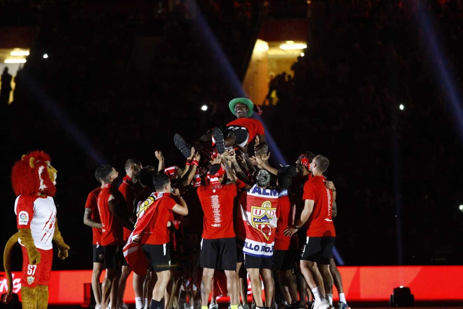 Sadiq, manteado por sus compañeros en la celebración del ascenso