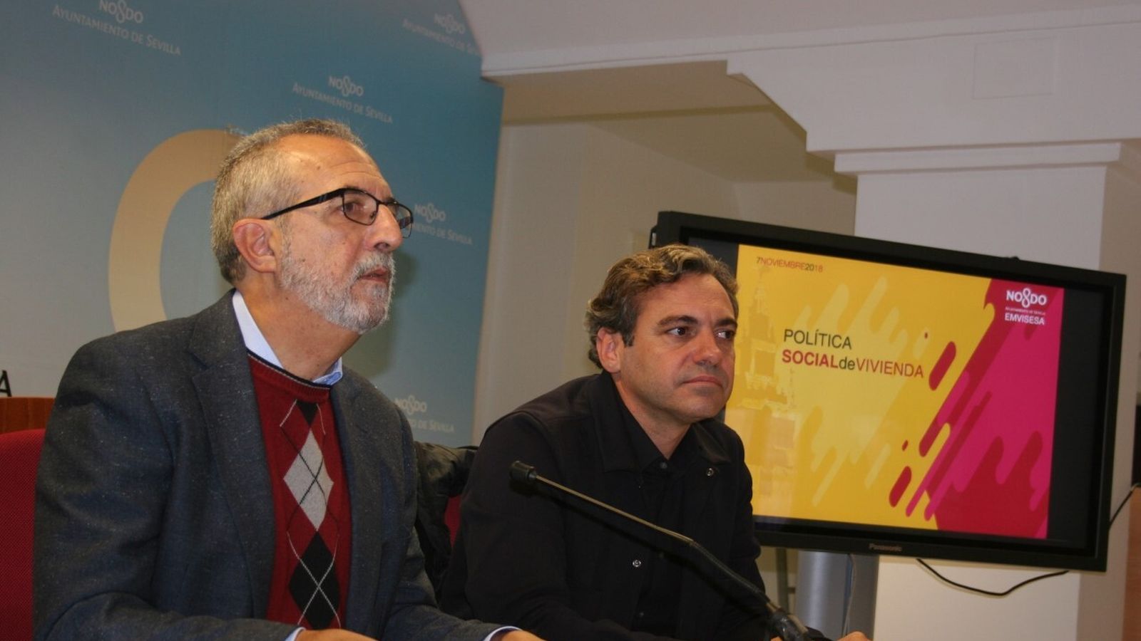 El delegado de Bienestar Social, Juan Manuel Flores, y el gerente de Emvisesa, Felipe Castro.