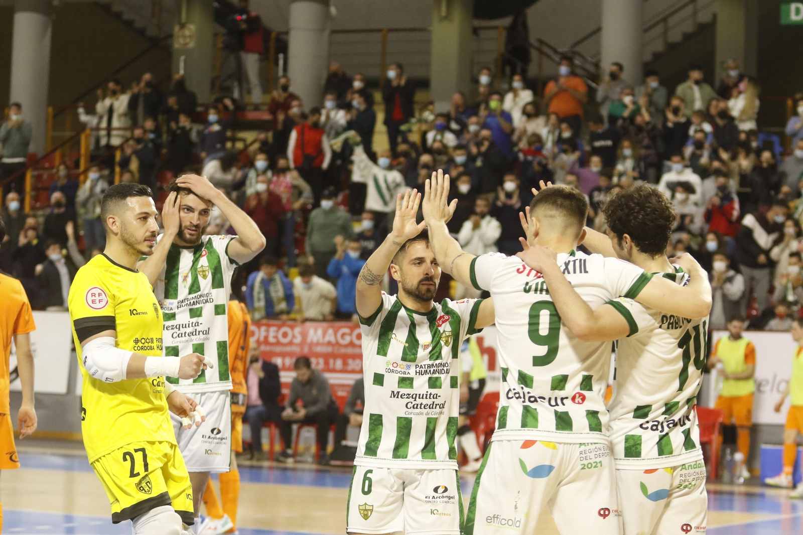 Los jugadores del Córdoba Futsal celebran uno de los goles marcados al Burela.