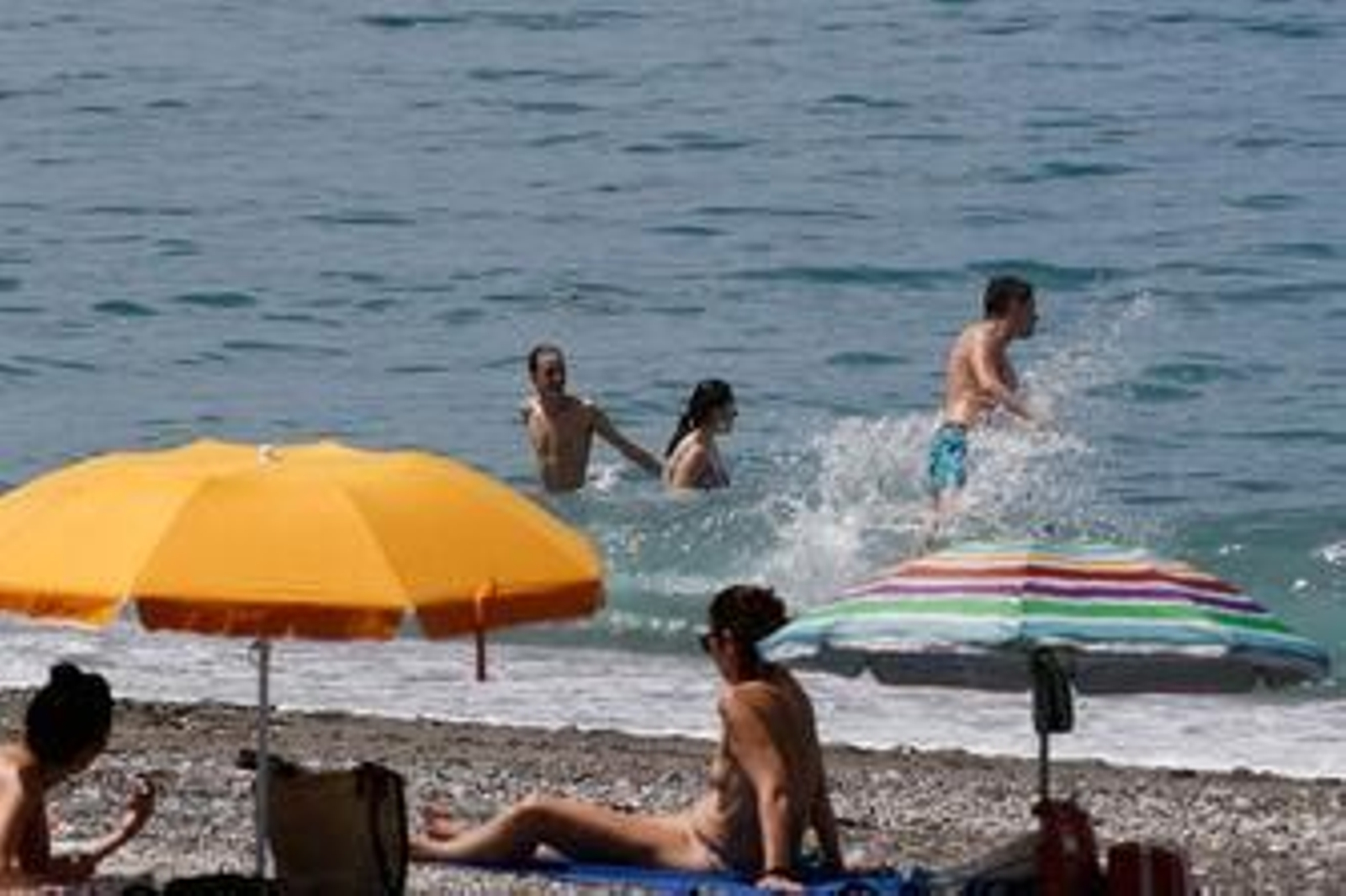 Desescalada: fotos de la primera gran jornada playera en la Costa de Granada