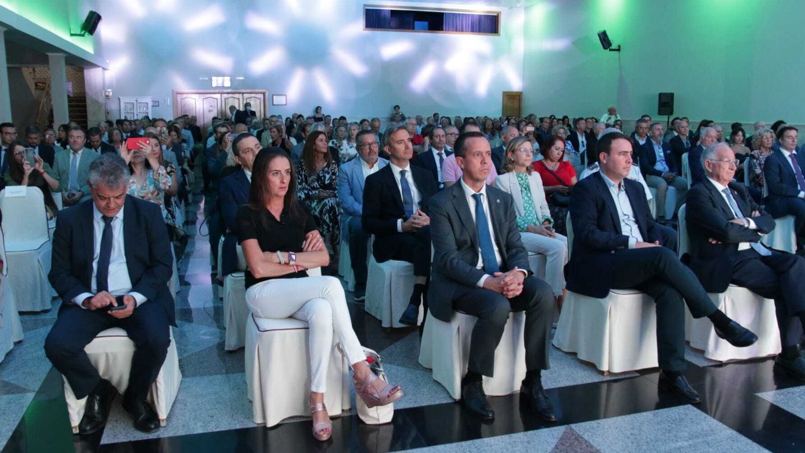 El salón del Hotel Playaduce, lleno de autoridades y empresarios.