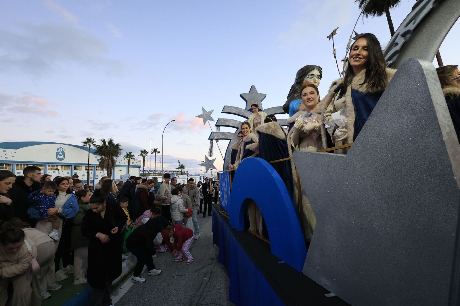 Búscate en las fotos de la cabalgata de Reyes Magos 2026 en La Línea