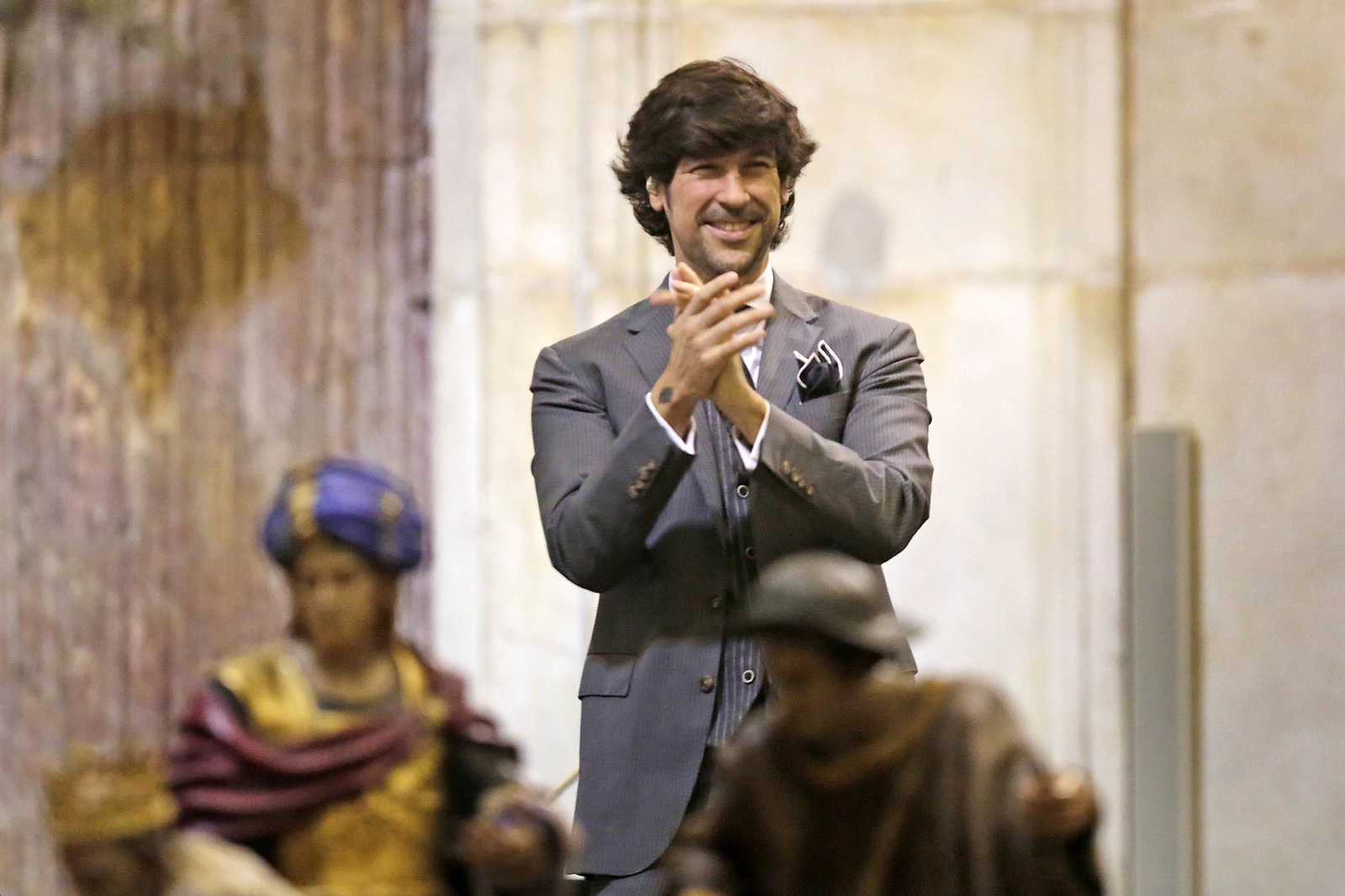 Manuel Lombo toca las palmas durante una actuación.
