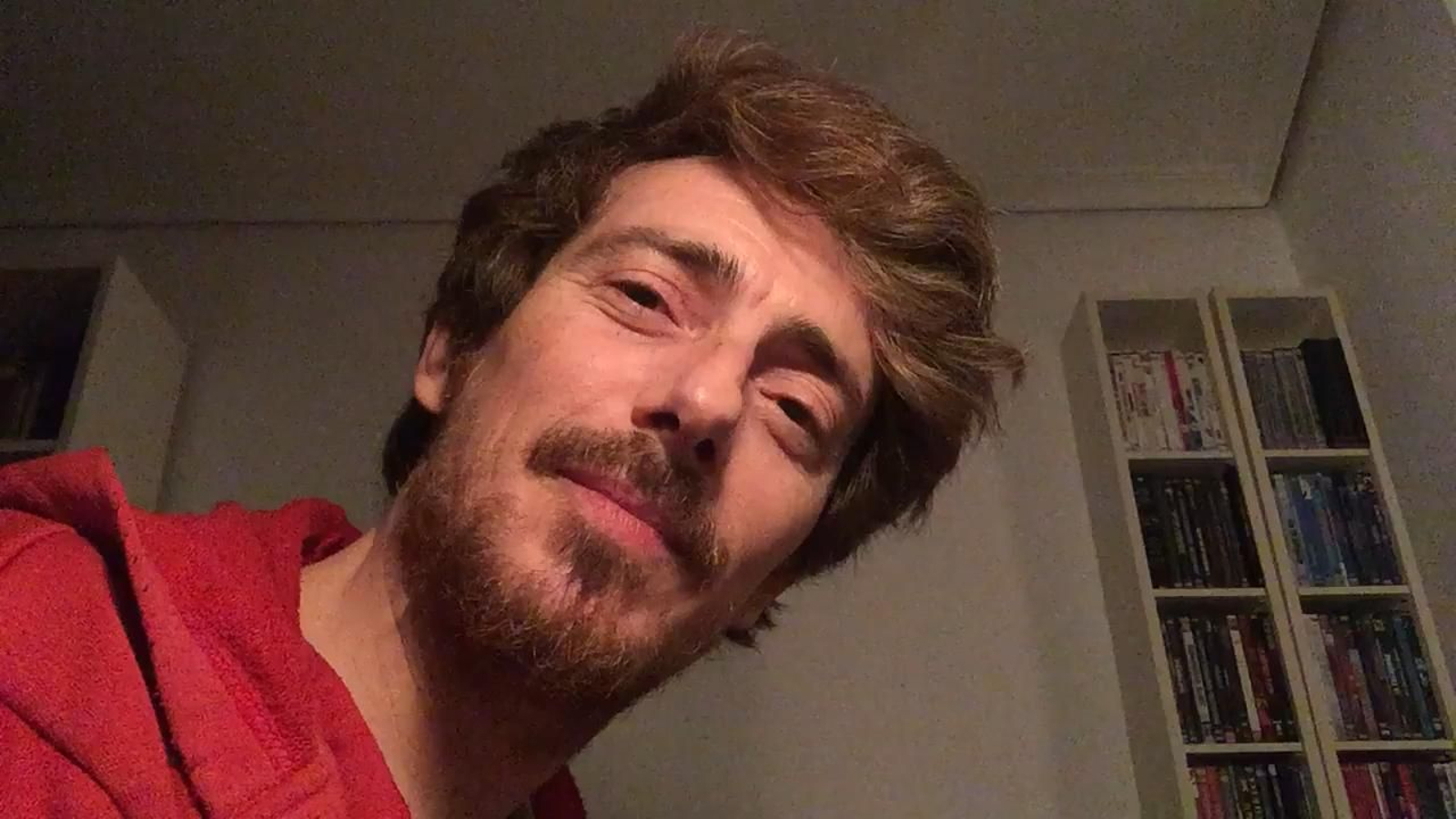 Víctor Clavijo recita con humor la letra de 'La Salchipapa' en Twitter.