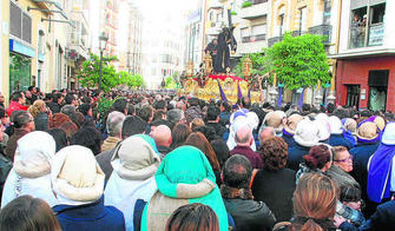 Costaleros del Nazareno esperan en La Placeta el relevo para meterse bajo el paso.